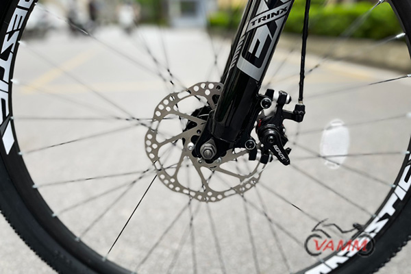 Xe đạp địa hình Trinx m116 được trang bị thêm phanh đĩa giúp kiểm soát tốt tốc độ